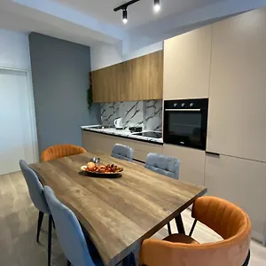 Brand New Apts Located At The City's Main Square-100 Mbs Wifi Апартаменты